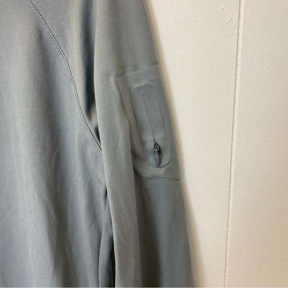 New Womens fitted UnderArmor top - Picture 3 of 3